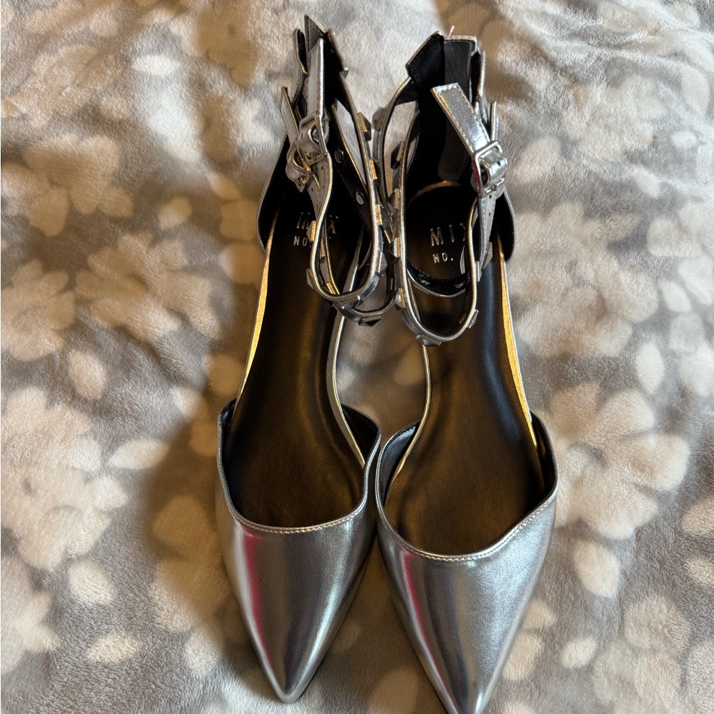 NWOT Mix No. 6 Flats Flat Silver